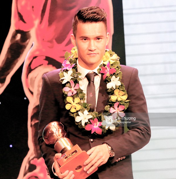 Thủy Ti&ecirc;n sửa soạn gi&uacute;p C&ocirc;ng Vinh bảnh trai đi dự Quả b&oacute;ng v&agrave;ng - Ảnh 10.