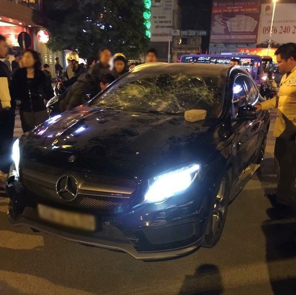 C&ocirc; g&aacute;i trẻ chặn rồi đập n&aacute;t đầu xe Mercedes giữa phố H&agrave; Nội - Ảnh 1.
