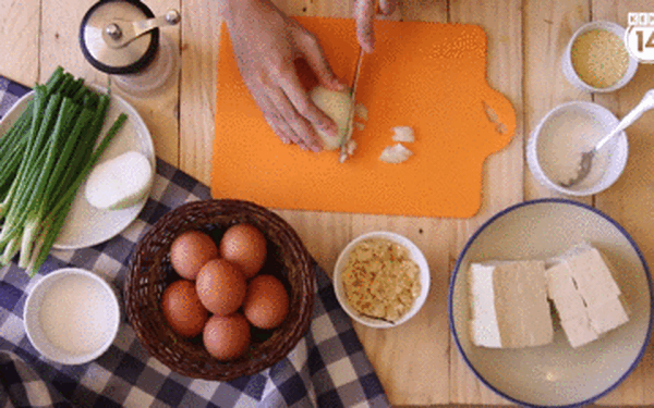 Có gợi ý nào để tạo nét đặc biệt, thú vị cho món đậu hũ sốt trứng muối không?
