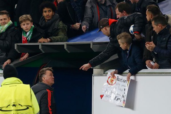 Van Gaal thu&ecirc; vệ sĩ ri&ecirc;ng v&igrave; sợ fan Man Utd tấn c&ocirc;ng - Ảnh 1.