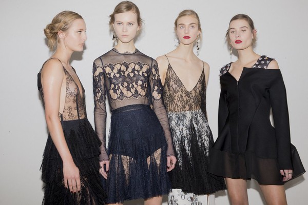 Vừa xem vừa hỏi: L&agrave;m sao họ c&oacute; thể l&agrave;m ra đồ Haute Couture tuyệt vời như thế? - Ảnh 10.