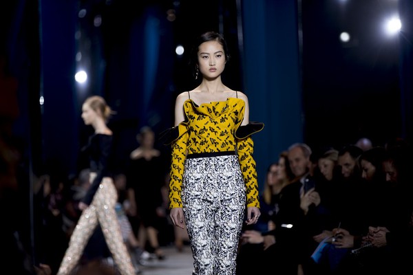 Vừa xem vừa hỏi: L&agrave;m sao họ c&oacute; thể l&agrave;m ra đồ Haute Couture tuyệt vời như thế? - Ảnh 12.