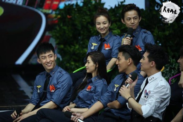 Tham gia Happy Camp, Hoàng Cảnh Du dành ánh mắt chan chứa tình cảm cho Hứa Ngụy Châu - Ảnh 6.