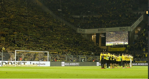 Sốc: CĐV Dortmund đột tử ngay tr&ecirc;n kh&aacute;n đ&agrave;i - Ảnh 1.