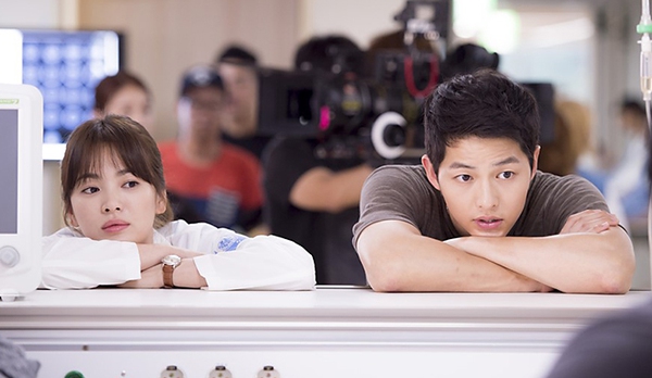 Song Joong Ki h&ocirc;n đ&agrave;n chị Song Hye Kyo m&ugrave;i mẫn, lạnh l&ugrave;ng với hươu Lee Kwang Soo - Ảnh 27.