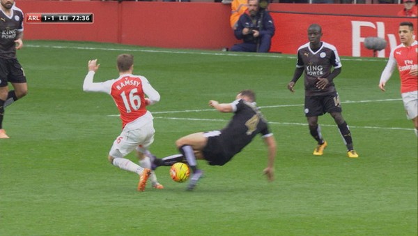 Aaron Ramsey lại su&yacute;t g&atilde;y ch&acirc;n với pha v&agrave;o b&oacute;ng triệt hạ của đối thủ - Ảnh 2.