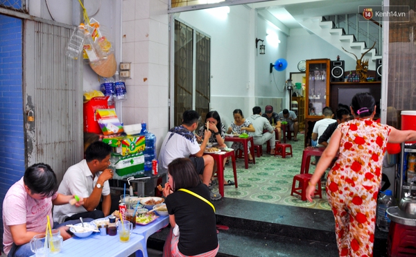 Khách xí chỗ và xếp hàng 30 phút để được ăn hàng bún vịt 40 năm ở Sài Gòn - Ảnh 5.