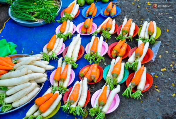 Độc đáo khu chợ bán thực phẩm đồng giá 5.000 đồng/ đĩa ở Sài Gòn - Ảnh 3.