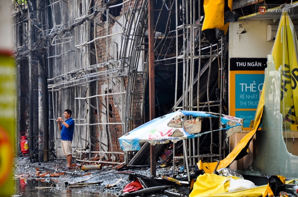 Cận cảnh hàng chục siêu xe bị cháy trơ khung trong vụ hoả hoạn ở Sài Gòn - Ảnh 1.