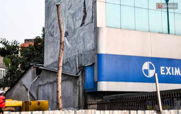 TP. HCM: Gi&agrave;n &eacute;p cọc b&ecirc; t&ocirc;ng đổ v&agrave;o chi nh&aacute;nh Eximbank, h&agrave;ng chục người th&aacute;o chạy - Ảnh 1.