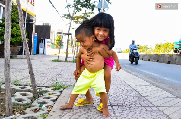 Mẹ bỏ đi, người cha đơn thân nuôi 3 con nhỏ sống lay lắt ở vỉa hè Sài Gòn - Ảnh 10.