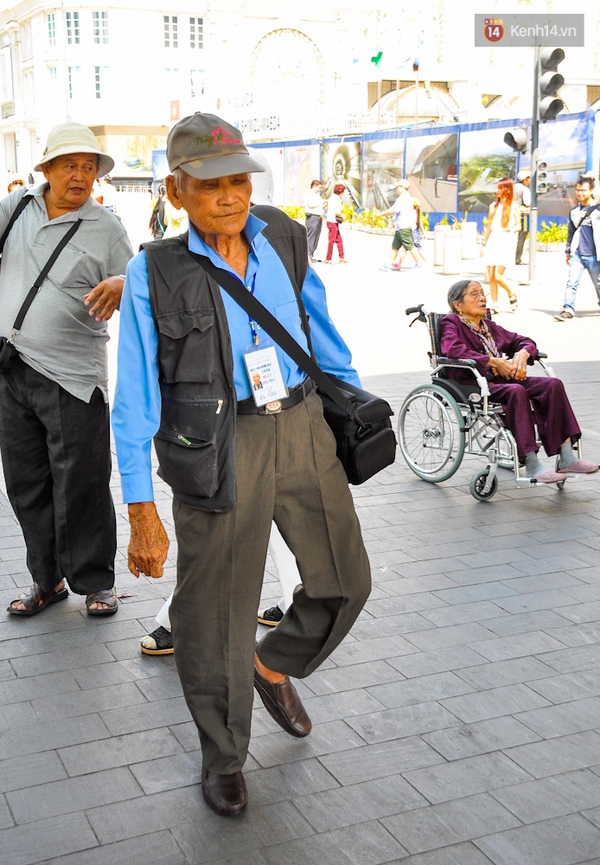 Gặp cụ ông gần 80 tuổi chụp ảnh dạo mưu sinh tại đường hoa Nguyễn Huệ - Ảnh 1.