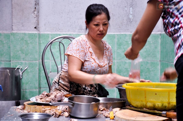 Khách xí chỗ và xếp hàng 30 phút để được ăn hàng bún vịt 40 năm ở Sài Gòn - Ảnh 2.