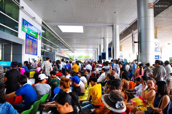 Qu&aacute; tải ở s&acirc;n bay T&acirc;n Sơn Nhất: Người d&acirc;n chỉ n&ecirc;n đi đ&oacute;n người th&acirc;n khi thực sự cần thiết - Ảnh 2.