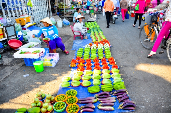 Độc đáo khu chợ bán thực phẩm đồng giá 5.000 đồng/ đĩa ở Sài Gòn - Ảnh 8.