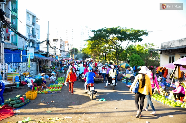 Độc đáo khu chợ bán thực phẩm đồng giá 5.000 đồng/ đĩa ở Sài Gòn - Ảnh 1.