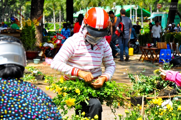Chiều 29 Tết, người Sài Gòn chen nhau đi mua hoa đại hạ giá tràn ngập vỉa hè - Ảnh 6.
