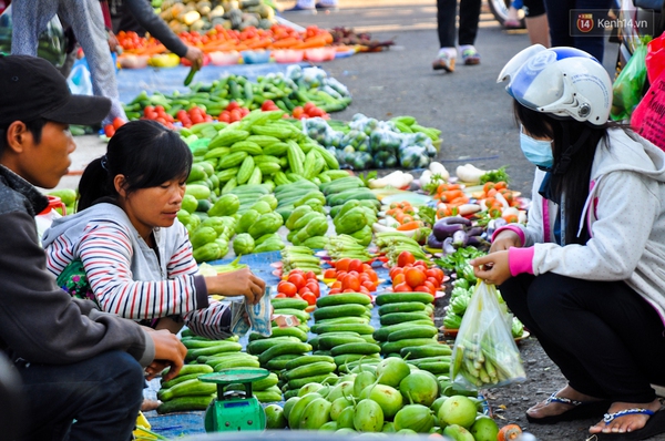 Độc đáo khu chợ bán thực phẩm đồng giá 5.000 đồng/ đĩa ở Sài Gòn - Ảnh 2.