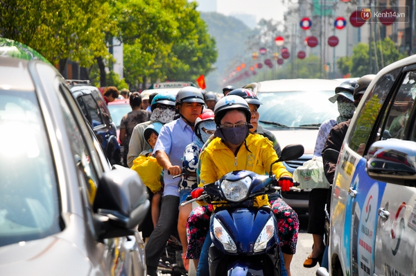 Hàng nghìn người đi lễ chùa đầu năm, kẹt xe kinh hoàng ở trung tâm Sài Gòn - Ảnh 8.