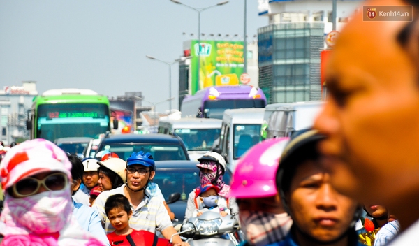 Hàng nghìn người đi lễ chùa đầu năm, kẹt xe kinh hoàng ở trung tâm Sài Gòn - Ảnh 3.