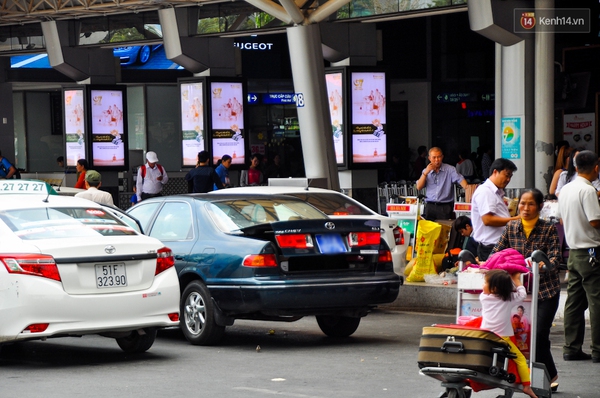 Qu&aacute; tải ở s&acirc;n bay T&acirc;n Sơn Nhất: Người d&acirc;n chỉ n&ecirc;n đi đ&oacute;n người th&acirc;n khi thực sự cần thiết - Ảnh 4.