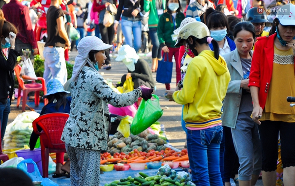 Độc đáo khu chợ bán thực phẩm đồng giá 5.000 đồng/ đĩa ở Sài Gòn - Ảnh 10.