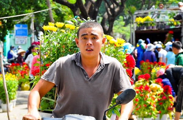 Chiều 29 Tết, người Sài Gòn chen nhau đi mua hoa đại hạ giá tràn ngập vỉa hè - Ảnh 3.