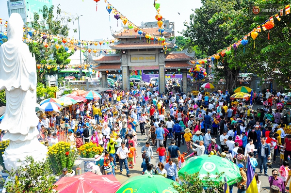 Hàng nghìn người đi lễ chùa đầu năm, kẹt xe kinh hoàng ở trung tâm Sài Gòn - Ảnh 13.