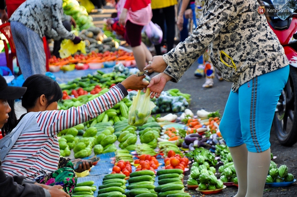 Độc đáo khu chợ bán thực phẩm đồng giá 5.000 đồng/ đĩa ở Sài Gòn - Ảnh 11.