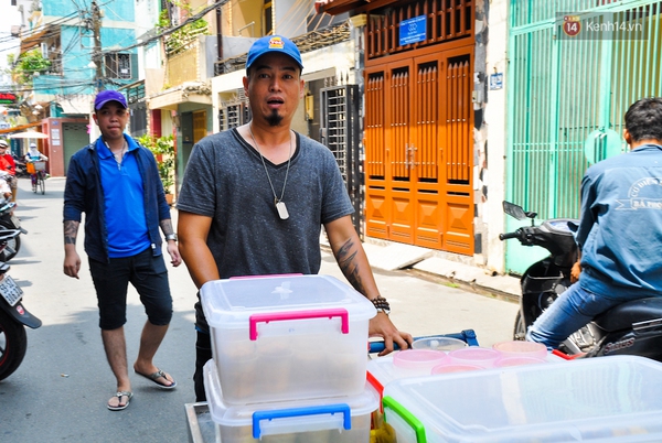 Xếp hàng lấy số thứ tự để mua xoài lắc của anh chàng xăm trổ hot nhất Sài Gòn - Ảnh 4.