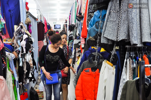 Săn lùng quần áo big size tại chợ Nga độc đáo giữa lòng Sài Gòn - Ảnh 4.