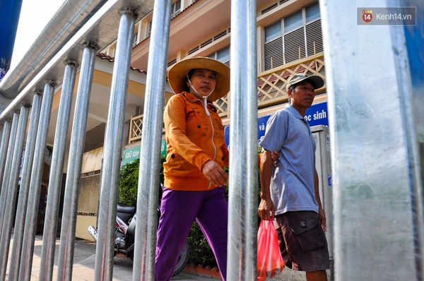 Người Sài Gòn thích thú khi vỉa hè được lắp dải ph&acirc;n cách dành ri&ecirc;ng cho người đi b&ocirc;̣ - Ảnh 4.