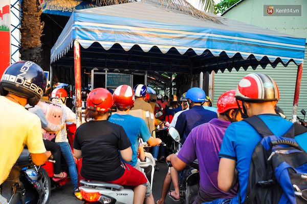Người d&acirc;n mang ti vi, tủ lạnh ra bến xe về qu&ecirc; đ&oacute;n Tết - Ảnh 3.