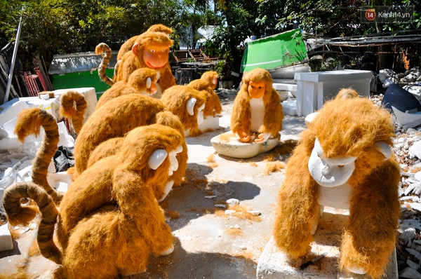 Cận cảnh bầy khỉ khổng lồ sắp đổ bộ đường hoa Nguyễn Huệ ở Sài Gòn - Ảnh 3.