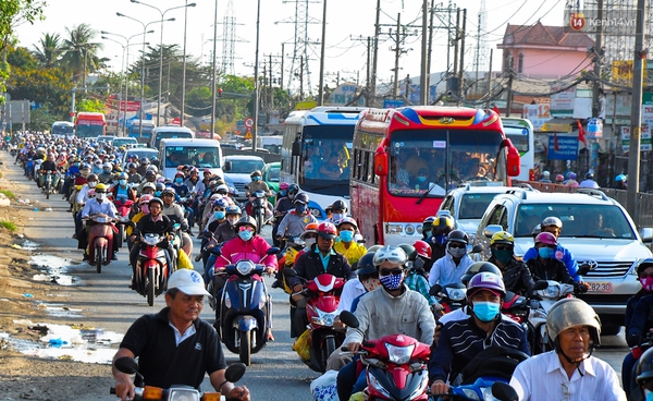 Người dân ùn ùn đổ về Sài Gòn sau kỳ nghỉ Tết dài ngày - Ảnh 1.