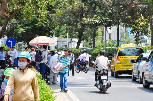 Công trường thi công ngổn ngang khiến hành khách mệt mỏi tìm lối đi bộ vào sân bay Tân Sơn Nhất - Ảnh 1.