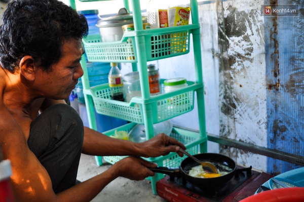 Mẹ bỏ đi, người cha đơn thân nuôi 3 con nhỏ sống lay lắt ở vỉa hè Sài Gòn - Ảnh 7.