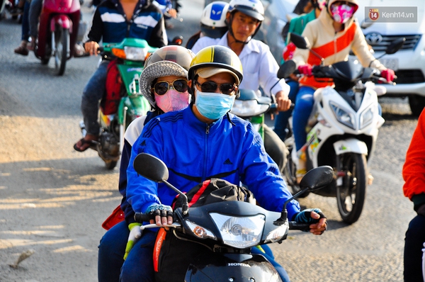 Người d&acirc;n &ugrave;n &ugrave;n đổ về S&agrave;i G&ograve;n sau kỳ nghỉ Tết d&agrave;i ng&agrave;y - Ảnh 6.