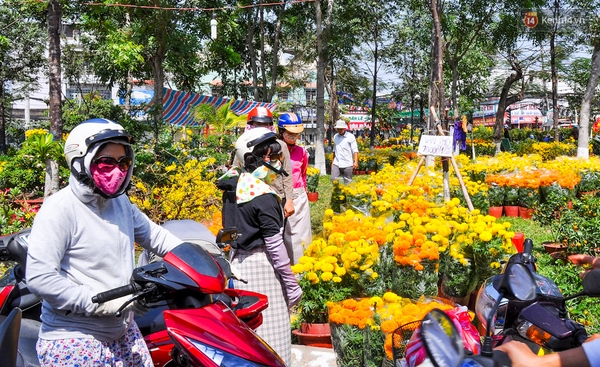 Chiều 29 Tết, người Sài Gòn chen nhau đi mua hoa đại hạ giá tràn ngập vỉa hè - Ảnh 14.