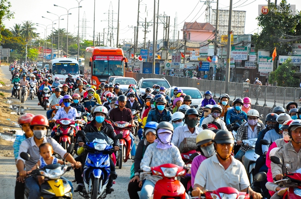 Người d&acirc;n &ugrave;n &ugrave;n đổ về S&agrave;i G&ograve;n sau kỳ nghỉ Tết d&agrave;i ng&agrave;y - Ảnh 3.
