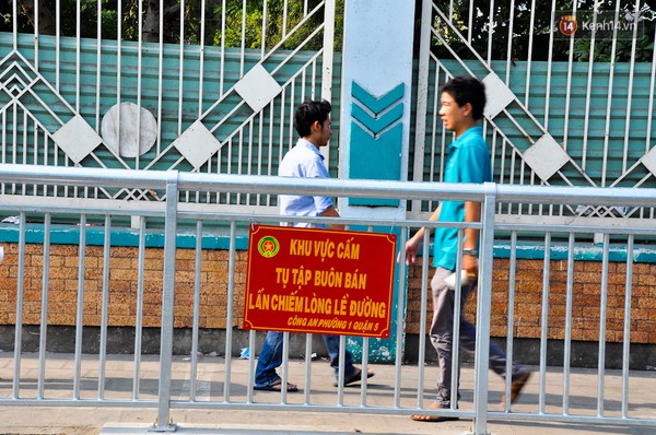 Người Sài Gòn thích thú khi vỉa hè được lắp dải ph&acirc;n cách dành ri&ecirc;ng cho người đi b&ocirc;̣ - Ảnh 2.