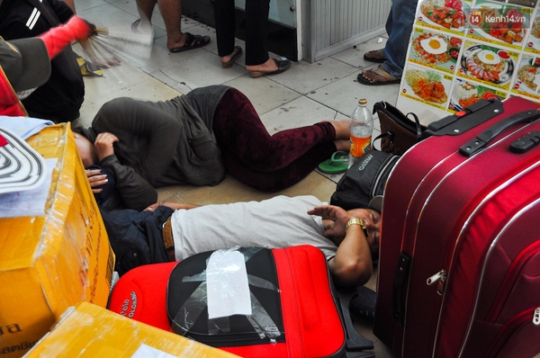 TP. HCM: Hàng trăm người mệt mỏi ngủ la liệt ở bến xe những ngày giáp Tết - Ảnh 13.