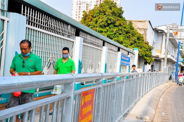 Người Sài Gòn thích thú khi vỉa hè được lắp dải ph&acirc;n cách dành ri&ecirc;ng cho người đi b&ocirc;̣ - Ảnh 3.