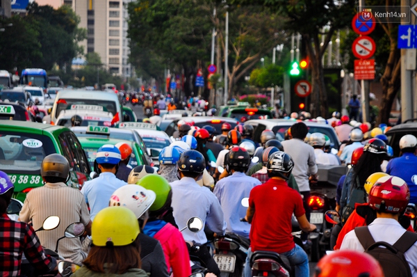 TP. HCM: Hàng trăm người mệt mỏi ngủ la liệt ở bến xe những ngày giáp Tết - Ảnh 2.