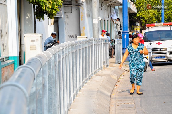 Người Sài Gòn thích thú khi vỉa hè được lắp dải ph&acirc;n cách dành ri&ecirc;ng cho người đi b&ocirc;̣ - Ảnh 5.