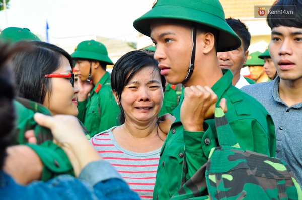 TP. HCM: Nghẹn ngào giây phút tiễn tân binh lên đường nhập ngũ - Ảnh 8.