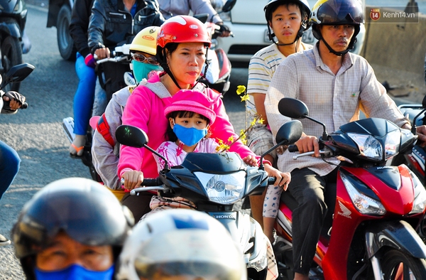Người d&acirc;n &ugrave;n &ugrave;n đổ về S&agrave;i G&ograve;n sau kỳ nghỉ Tết d&agrave;i ng&agrave;y - Ảnh 7.