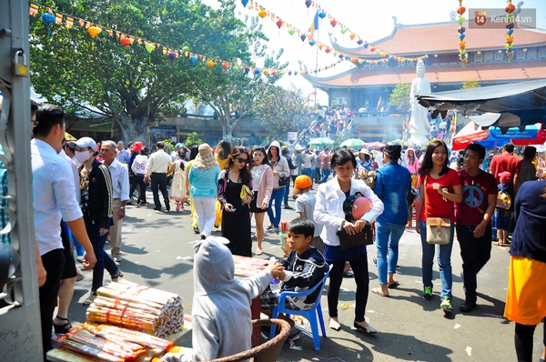 Hàng nghìn người đi lễ chùa đầu năm, kẹt xe kinh hoàng ở trung tâm Sài Gòn - Ảnh 12.