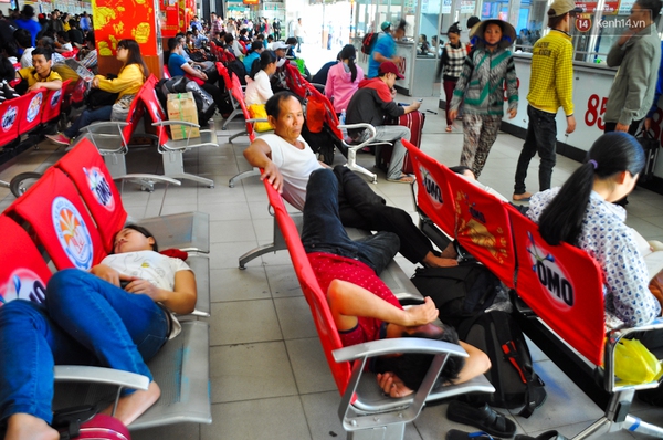 TP. HCM: Hàng trăm người mệt mỏi ngủ la liệt ở bến xe những ngày giáp Tết - Ảnh 11.