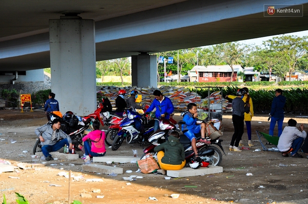 Người dân ùn ùn đổ về Sài Gòn sau kỳ nghỉ Tết dài ngày - Ảnh 12.